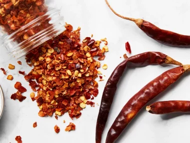 red pepper flakes vs chili flakes, chili flakes vs red pepper flakes, chili flakes vs crushed red pepper, crushed red pepper vs chili flakes, red pepper flakes vs crushed red pepper