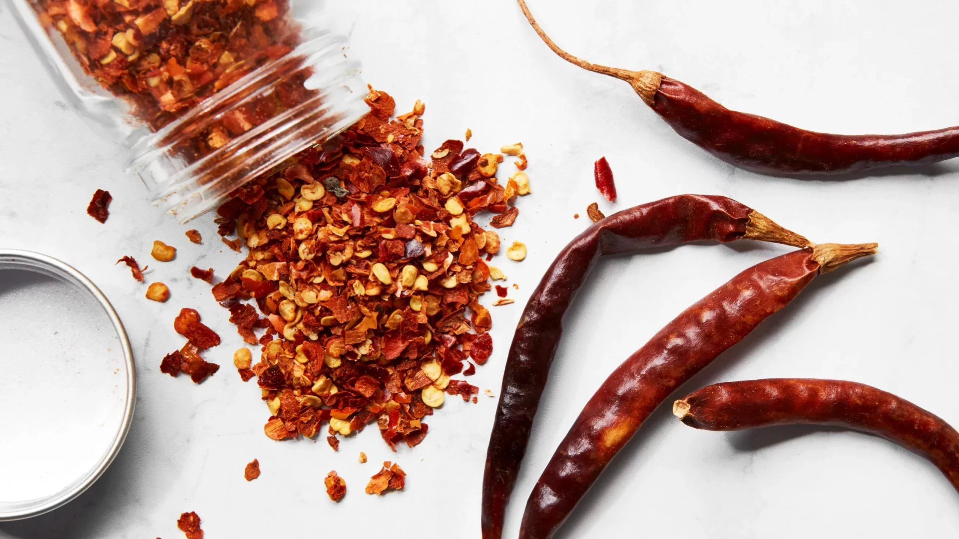 red pepper flakes vs chili flakes, chili flakes vs red pepper flakes, chili flakes vs crushed red pepper, crushed red pepper vs chili flakes, red pepper flakes vs crushed red pepper