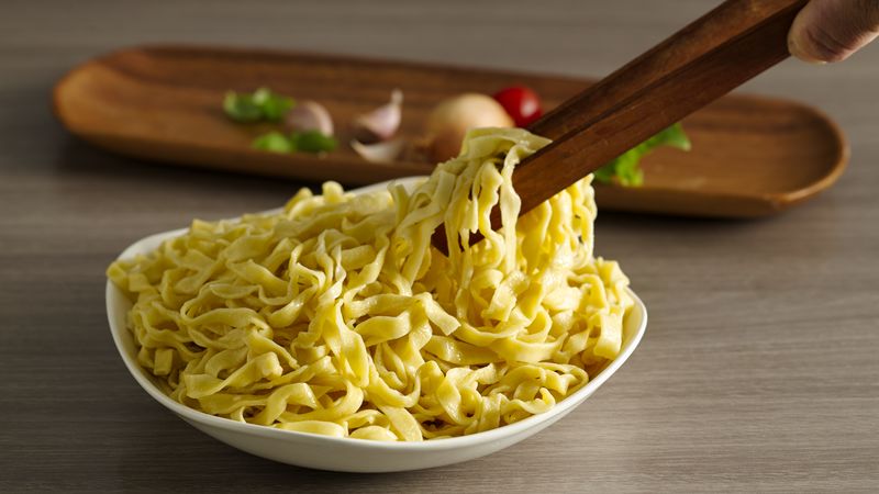 rice noodles vs egg noodles, egg noodle vs rice noodle, egg noodles vs rice noodles, rice noodle vs egg noodle, egg vs rice noodles, egg noodles vs rice