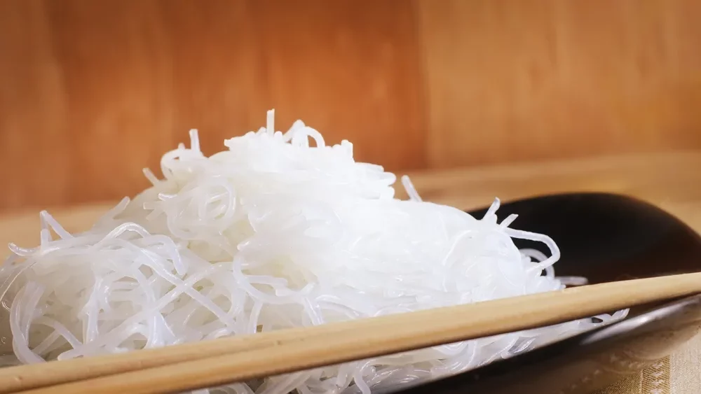 rice noodles vs egg noodles, egg noodle vs rice noodle, egg noodles vs rice noodles, rice noodle vs egg noodle, egg vs rice noodles, egg noodles vs rice