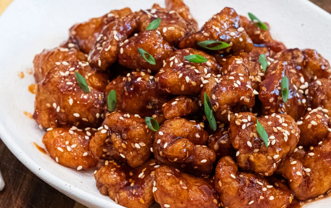 sesame chicken vs orange chicken, orange chicken vs sesame chicken, sesame vs orange chicken, orange vs sesame chicken, difference between orange chicken and sesame chicken